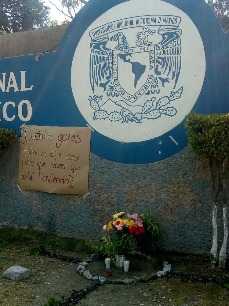 El homenaje de los alumnos del CCH Oriente para Aidé Mendoza (Foto: Twitter @angelito190273)