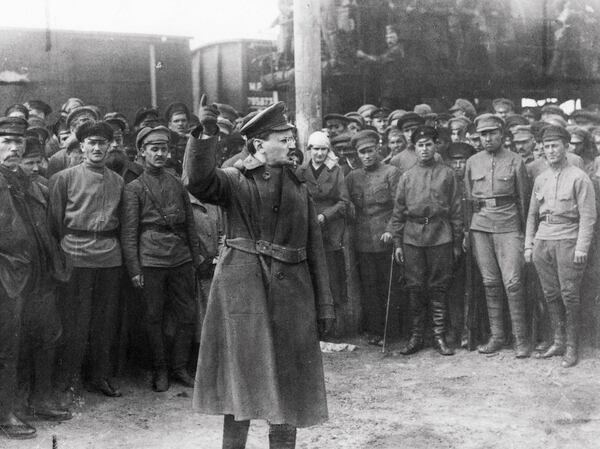 Leon Trotsky arenga a los soldados durante la revolución bolchevique