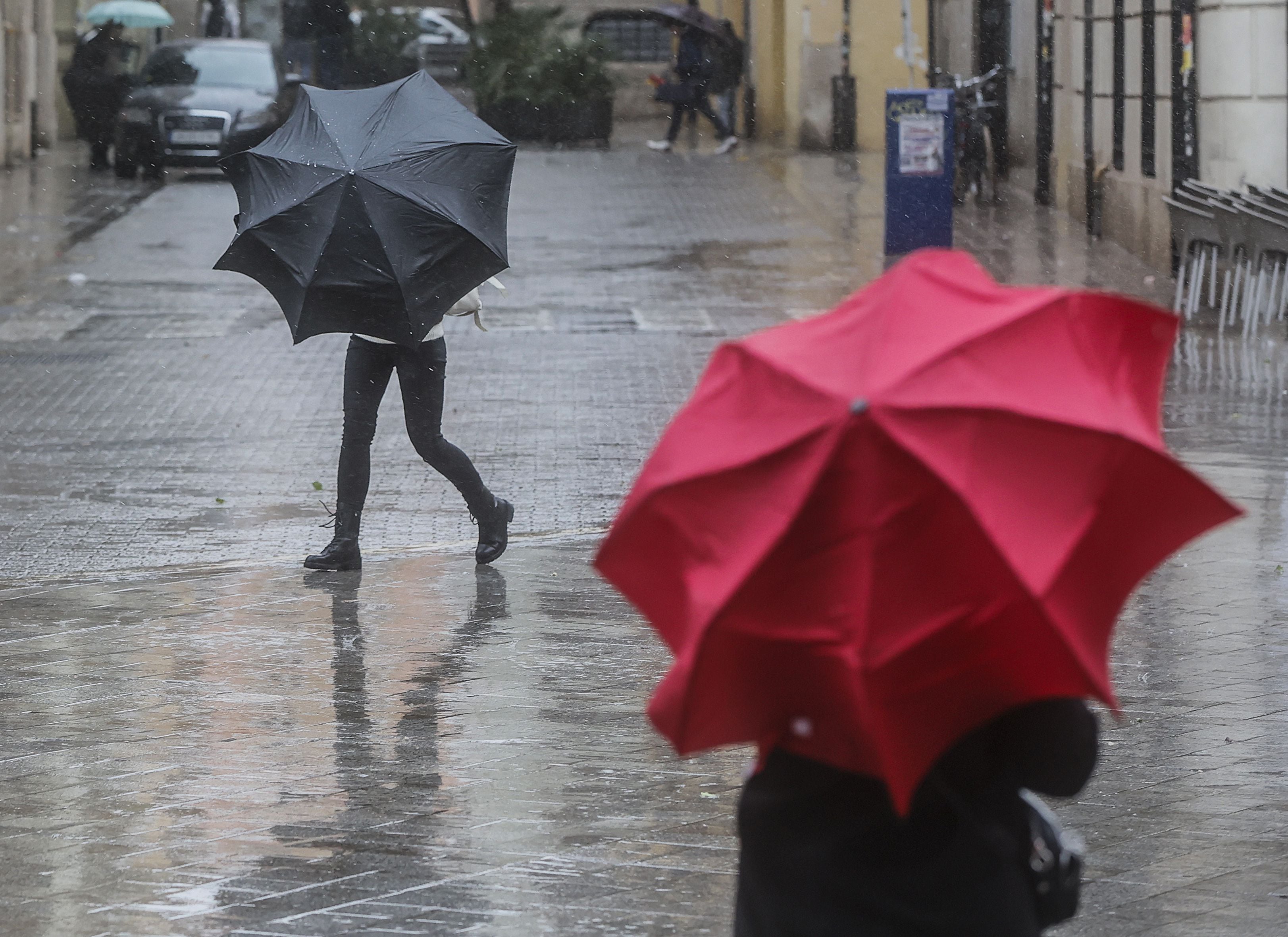  Dos personas sostienen paraguas como consecuencia de la lluvia, a 6 de febrero de 2023, en Valencia, Comunidad Valenciana (España). (Rober Solsona - Europa Press)