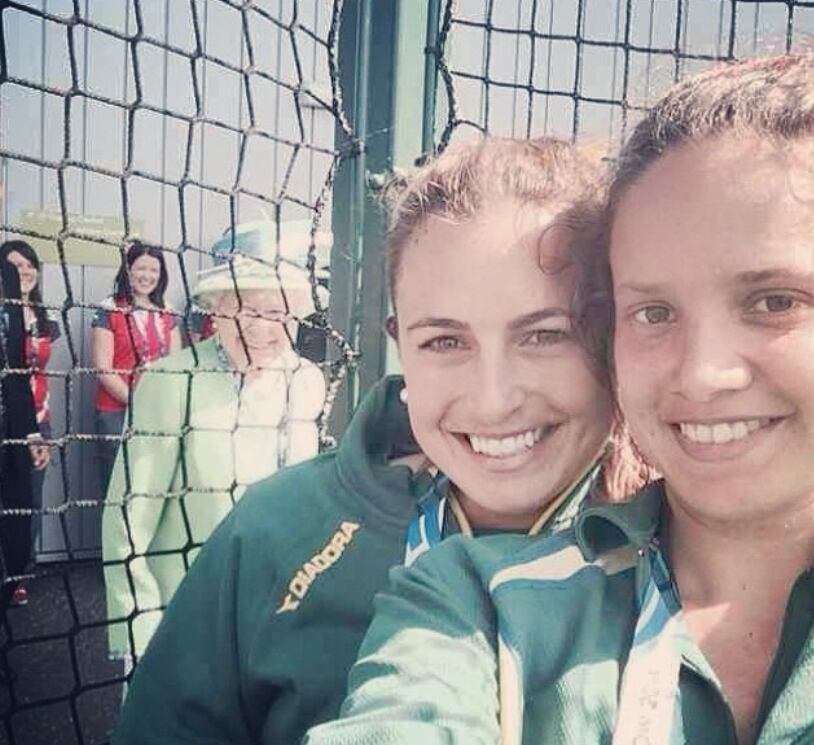 Selfie de las jugadoras de hockey Jayde Taylor y Brooke Peris junto a la Reina Isabel. (Instagram)