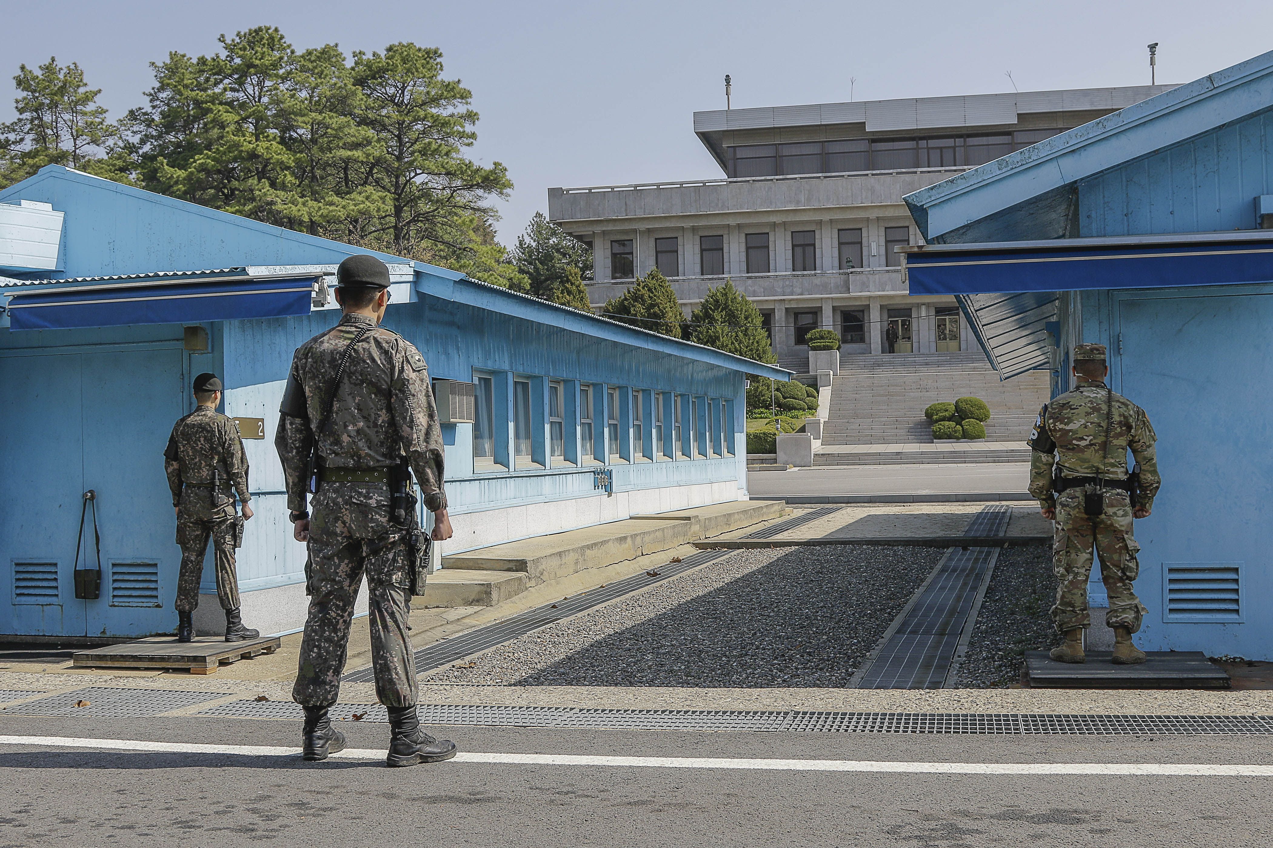 Soldados montan guardia ante la línea de demarcación militar en la Zona Desmilitarizada que divide las dos Coreas (Europa Press/Ryu Seung-Il)
