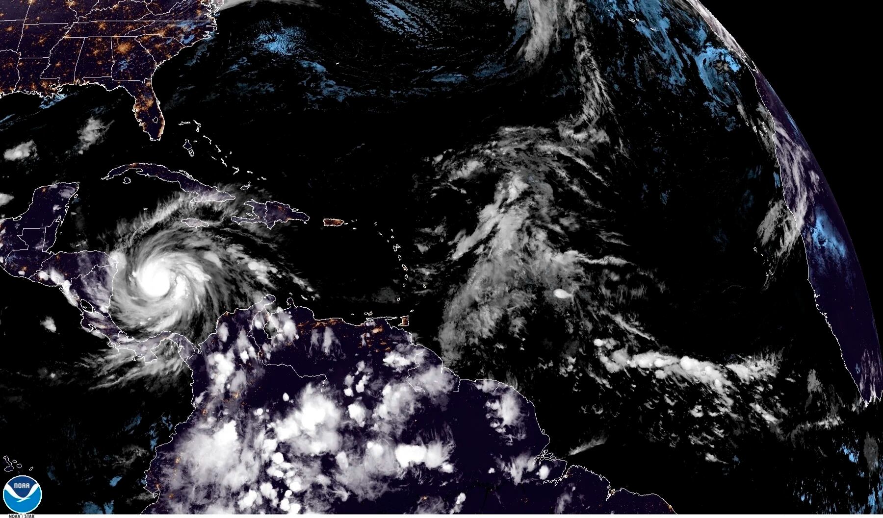 En su boletín de las 15.00 GMT, el NHC informó que el huracán presenta vientos máximos sostenidos de 260 kilómetros por hora (160 m/h) en su ruta hacia el noreste de Nicaragua y el este de Honduras, que están bajo aviso de huracán y donde se espera toque tierra esta noche. EFE/ NOAA-NHC
