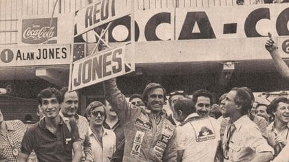 La famosa fotografía de Carlos Reutemann en el circuito de Buenos Aires, donde mostró el orden en que habían salido él y el número uno de la escudería Williams en Brasil, la competencia anterior de 1981 (Archivo CORSA).