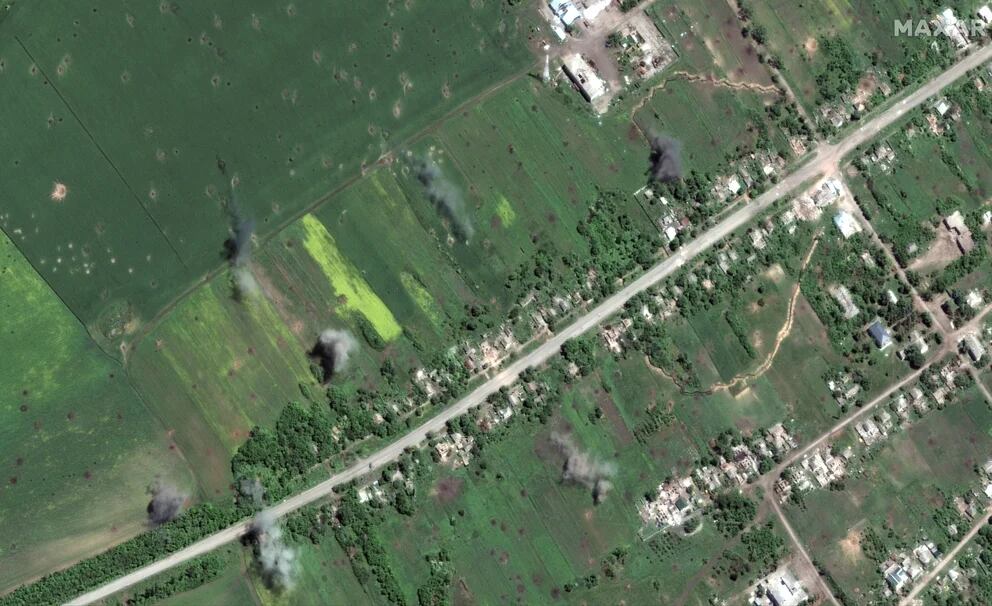 Una imagen satelital muestra proyectiles de artillería explotando alrededor de la ciudad de Dolyna, al noroeste de Slovyansk, Ucrania, 6 de junio de 2022.  Imagen satelital 2022 Maxar Technologies/Folleto a través de REUTERS 