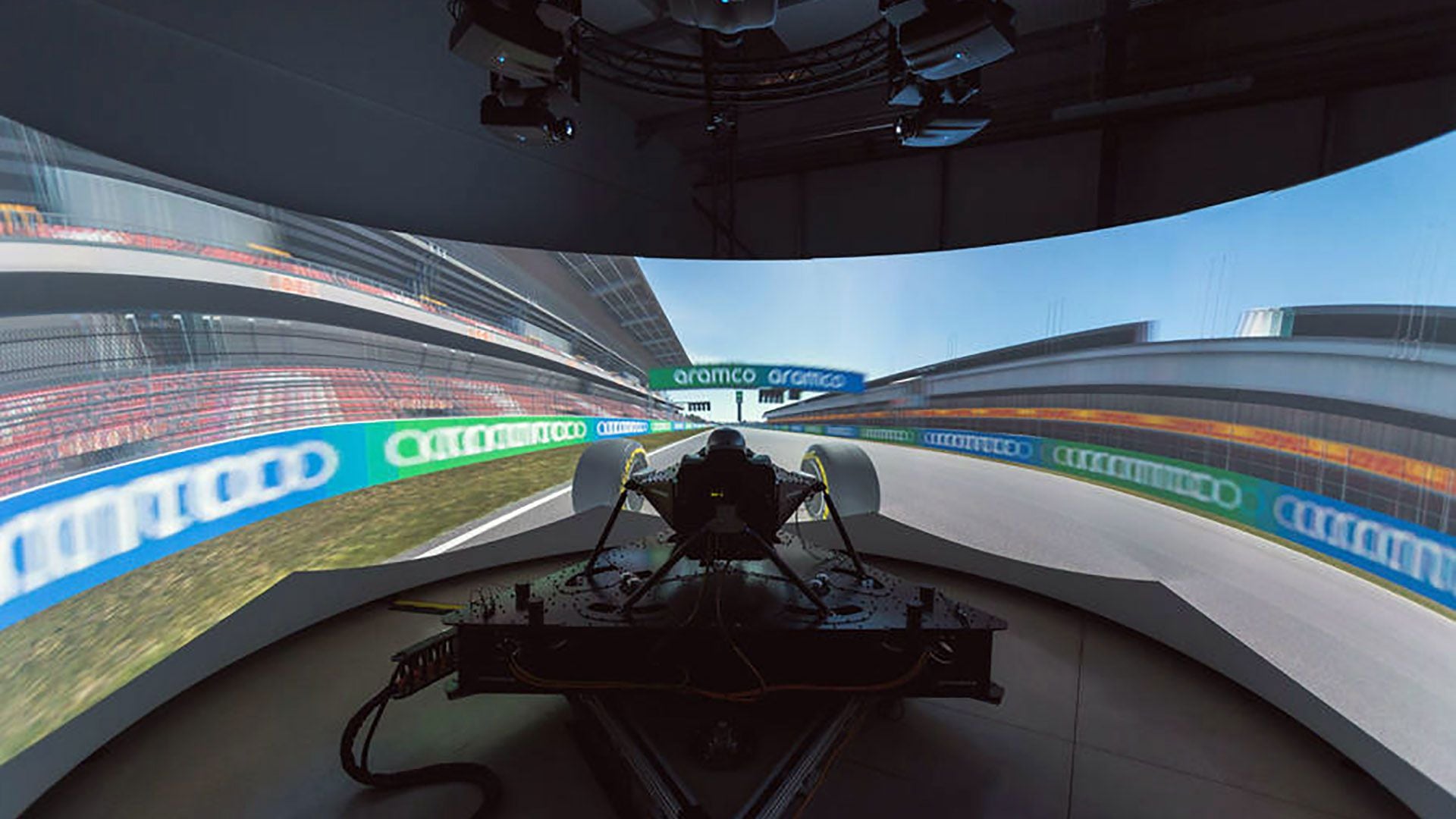 El entorno de un simulador, más allá de la perfección de sus herramientas, pasa por la velocidad de reacción entre la órden del piloto y la reacción del auto