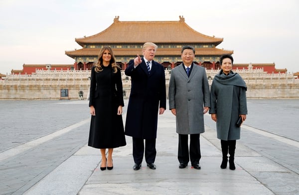 El presidente de los EE. UU. Donald Trump y la primera dama de los EE. UU. Melania visitan la Ciudad Prohibida con el presidente de China Xi Jinping y la primera dama de China, Peng Liyuan, en Beijing, China, el 8 de noviembre de 2017 (Reuters)