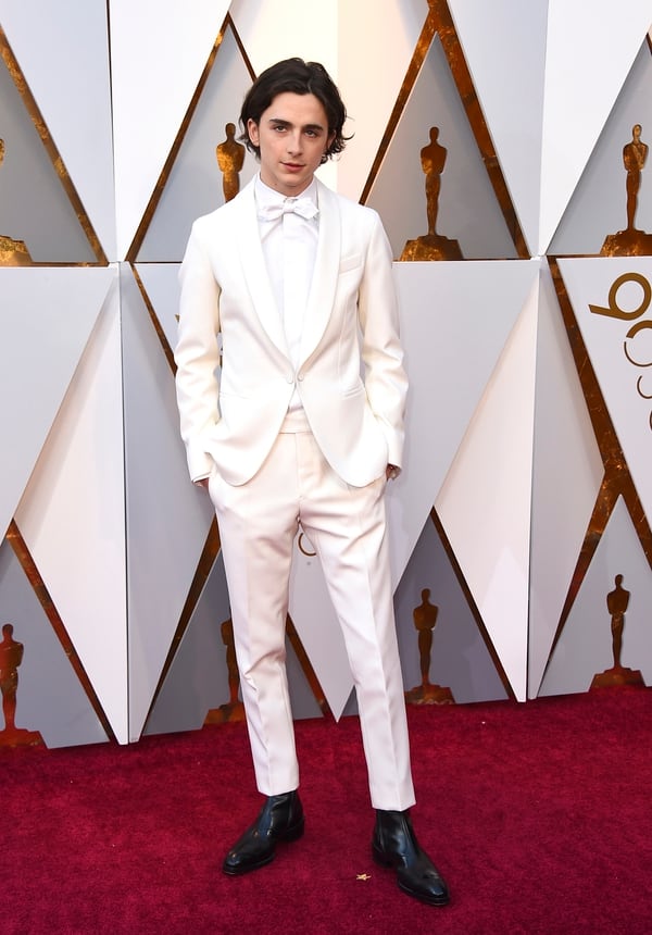 Timothee Chalamet el millennial apostó a un traje total white pero el detalle que contrastó fueron las botas en sus pies