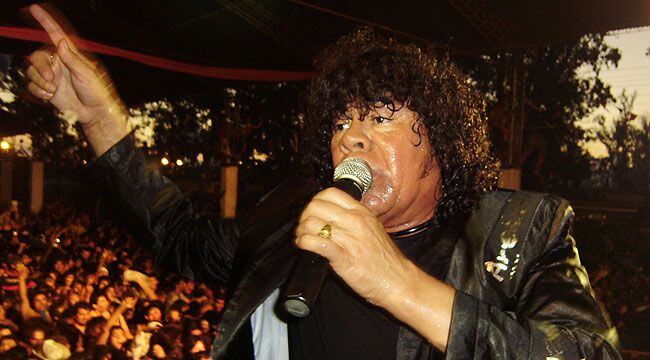 A Carlos La Mona Jiménez le gusta mucho regalar flores porque considera que son vida