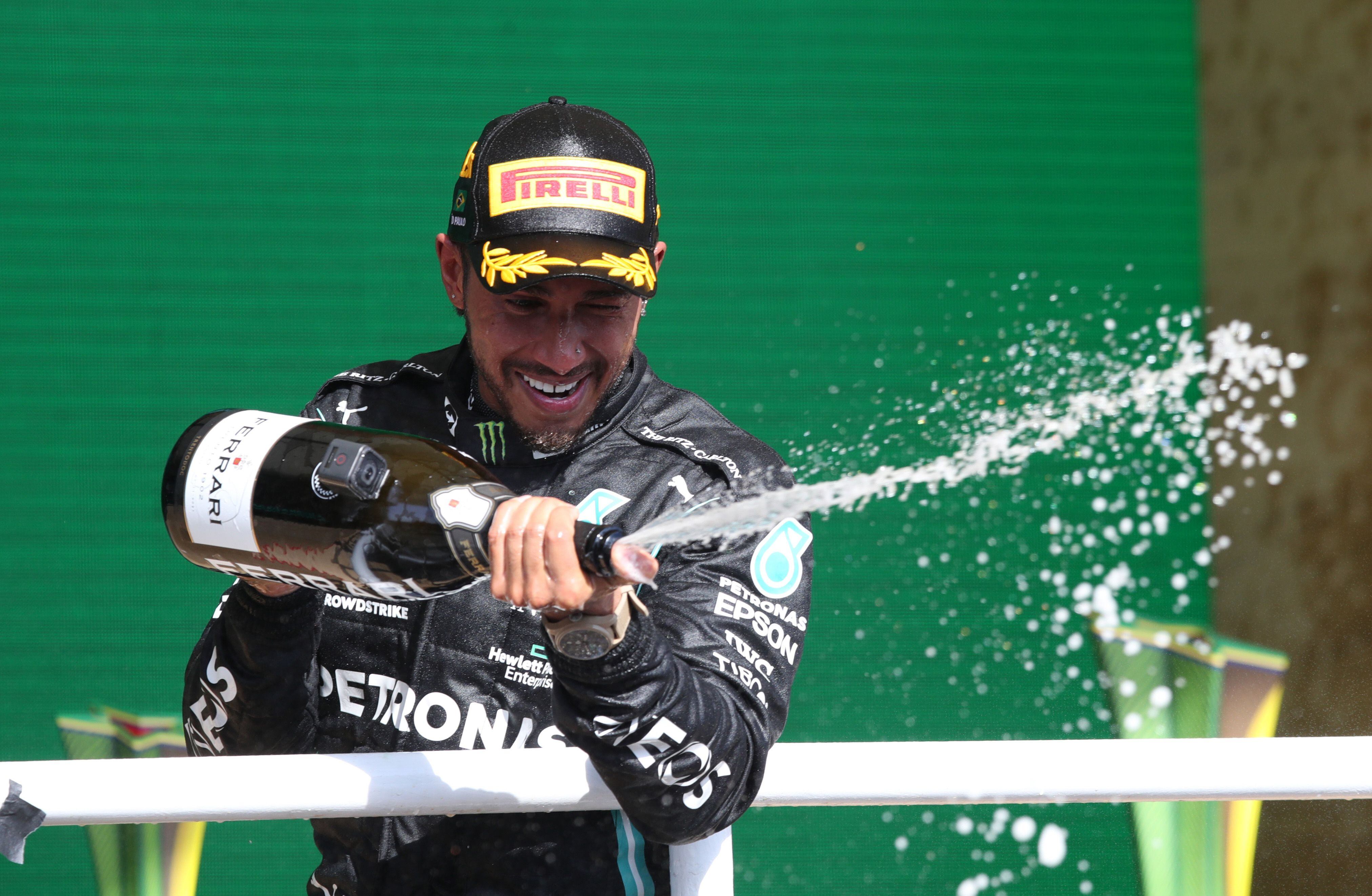 Lewis Hamilton celebrando su triunfo en Brasil, su punto de inflexión en la temporada (REUTERS/Amanda Perobelli)