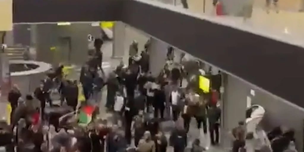 Cientos de manifestantes irrumpieron en un aeropuerto en Rusia para atacar a los pasajeros de un avión procedente de Tel Aviv  