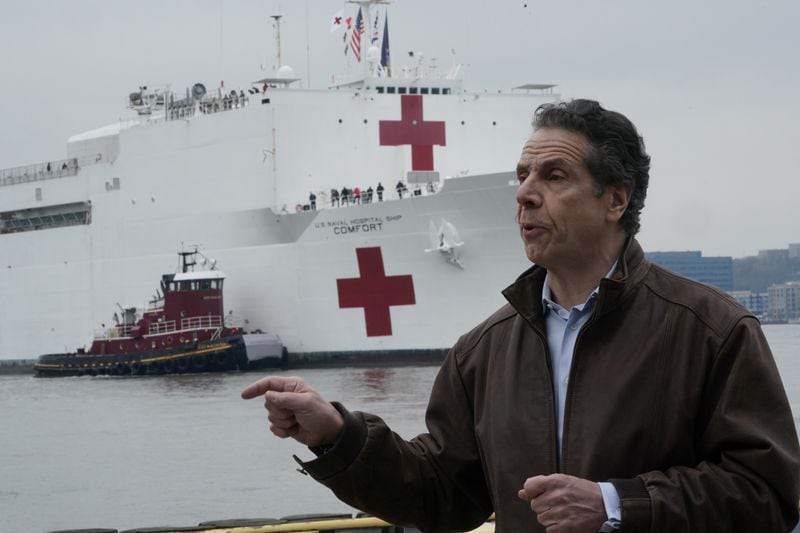 El gobernador de Nueva York, Andrew Cuomo, habla mientras el USNS Comfort se detiene en Manhattan durante el brote de la enfermedad por coronavirus (COVID-19), en el distrito de Manhattan de Nueva York, Nueva York, EE UU, 30 de marzo de 2020. REUTERS / Carlo Allegri