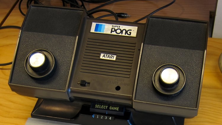 La consola Pong para el hogar (Pong home console), se presentó en la feria de 1975.