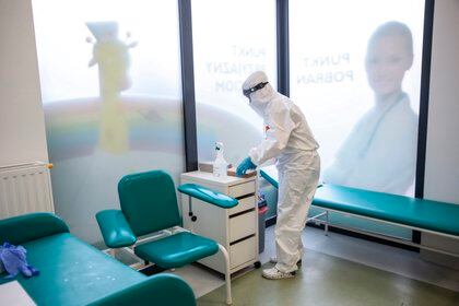Un sanitario trabaja en un laboratorio de test de COVID-19 en Varsovia (EFE/EPA/Leszek Szymanski)
