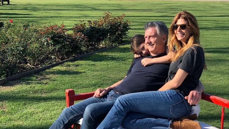El Presidente, relajado, con su tercera esposa Juliana Awada y su hija menor, Antonia.