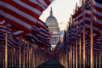 El "Campo de banderas" en el National Mall frente al edificio del Capitolio de EE. UU, el 20 de enero de 2021. REUTERS / Allison Shelley TPX IMÁGENES DEL DÍA