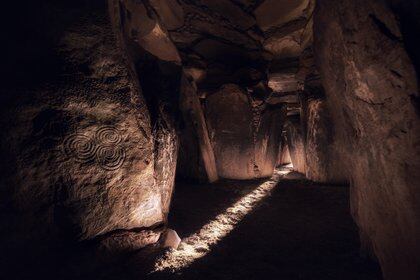 Imagen de la cámara subterránea central de Newgrange. Al amanecer durante el solsticio de invierno, un haz de luz ilumina la cámara (Ken Williams a través de The New York Times)