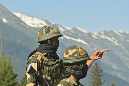 Miembros de la Fuerza de Seguridad de Fronteras (BSF) de la India resguardan una carretera cerca a la frontera con China (AFP)