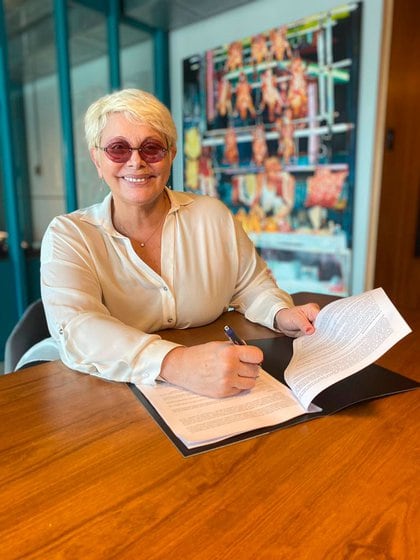 Carmen Barbieri y la firma de su contrato para ser parte de Masterchef Celebrity 2