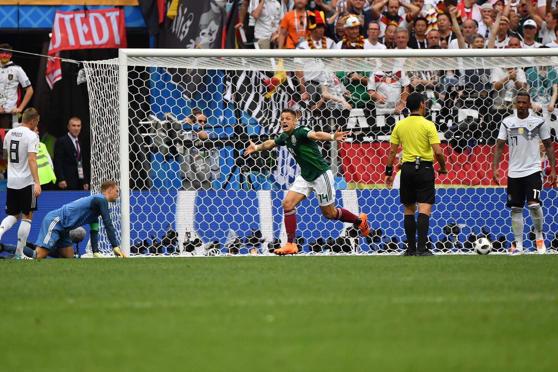 Mexico's forward Javier Hernandez celebrates their first goal during the Russia 2018 World Cup Group F football match between Germany and Mexico at the Luzhniki Stadium in Moscow on June 17, 2018. / AFP PHOTO / Yuri CORTEZ / RESTRICTED TO EDITORIAL USE - NO MOBILE PUSH ALERTS/DOWNLOADS