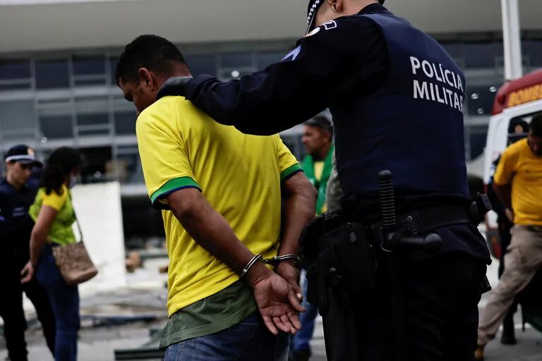 Brasil: la policía recuperó los edificios del Gobierno y hay detenidos por el intento de golpe de estado