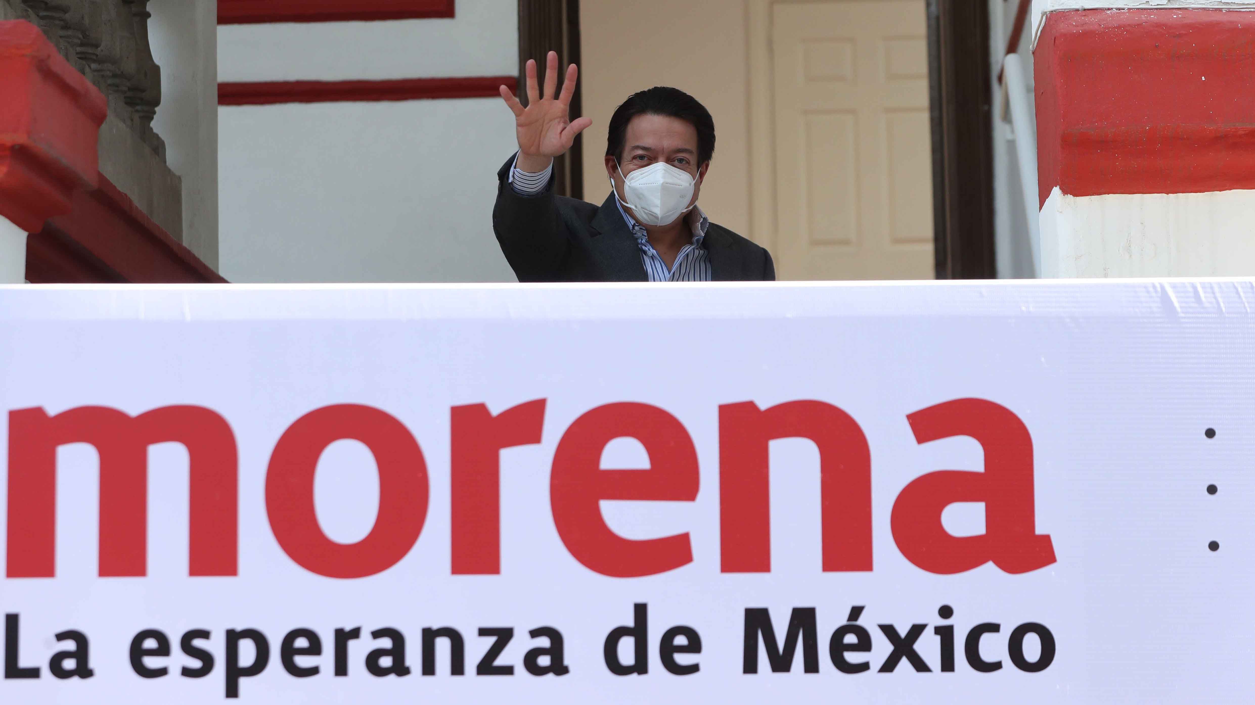 Le chef du Parti de la régénération nationale (Morena) Mario Delgado salue après une conférence de presse, à Mexico (Mexique). EFE/Mario Guzman/Archives