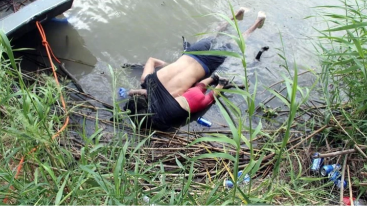 Óscar Martínez y su hija Valeria murieron ahogados en el Río Bravo (Foto: AP)