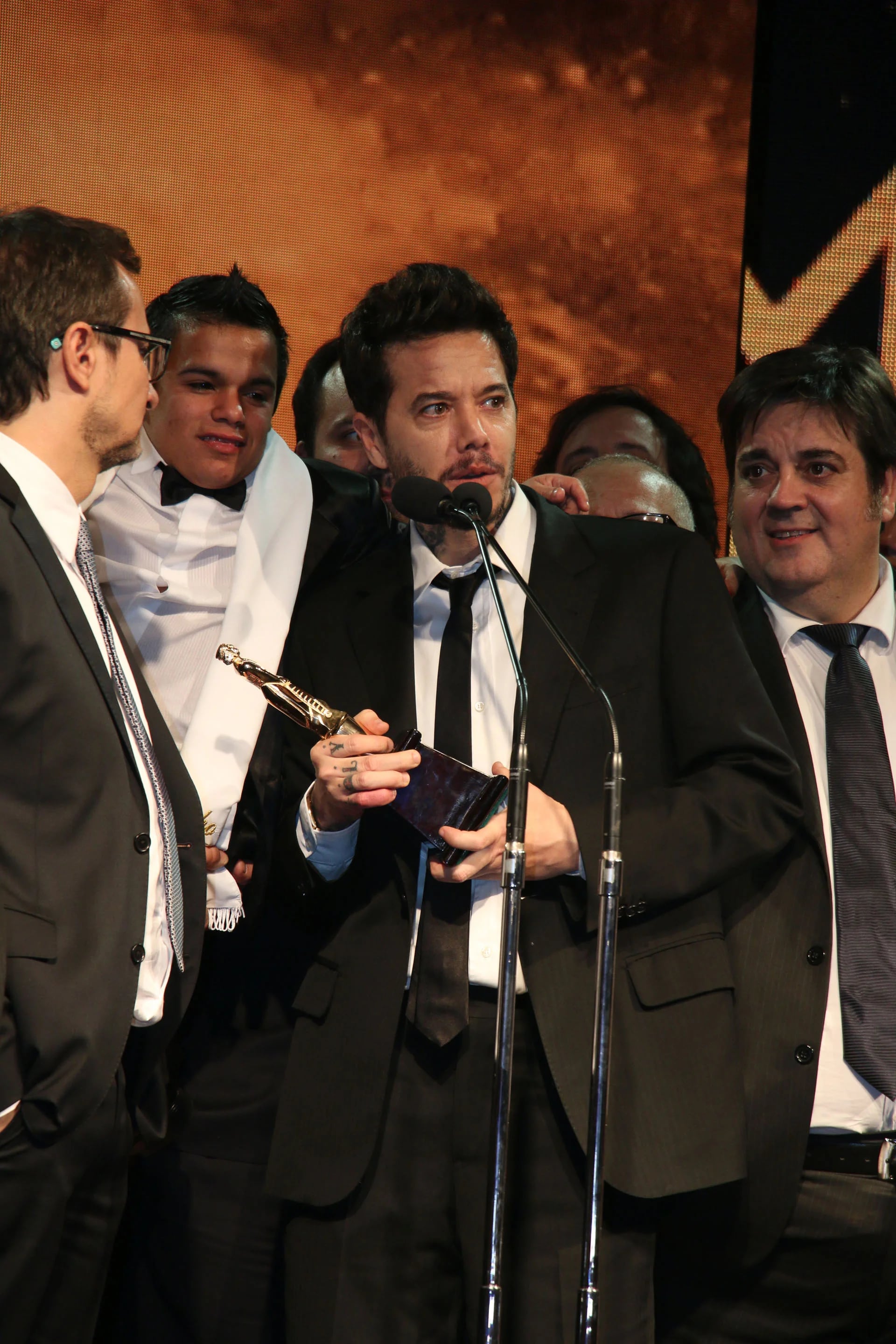 Sebastián Ortega con el Martín Fierro de Oro