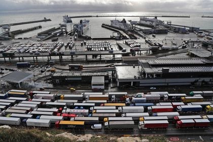Camiones hacen cola en el check-in del puerto de Dover antes de ingresar a la UE el 11 de diciembre de 2020 (Foto AP / Frank Augstein, archivo)