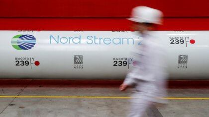 El logotipo del proyecto del gasoducto Nord Stream 2 se ve en una tubería de gran diámetro en la planta de laminación de Chelyabinsk propiedad de ChelPipe Group en Chelyabinsk, Rusia (REUTERS / Maxim Shemetov/archivo)

