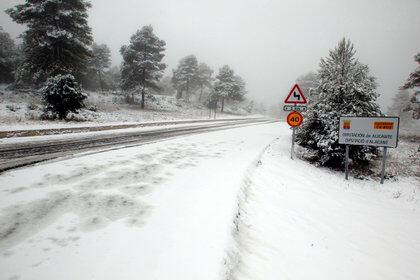 La carretera CV-803 que une Bañeres de Mariola y Onil (Alicante, España) cortada al tráfico por la nieve.EFE/Morell
