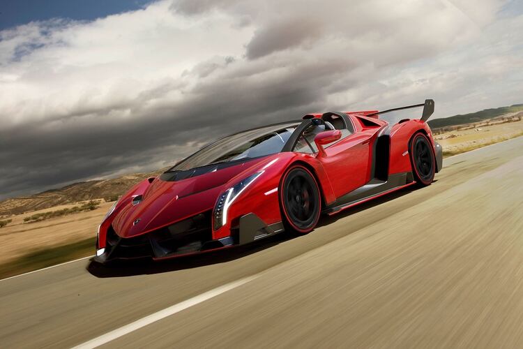 El Lamborghini Veneno esconde el motor V12 cilindros de 750 CV reconocido por un sonido inigualable.