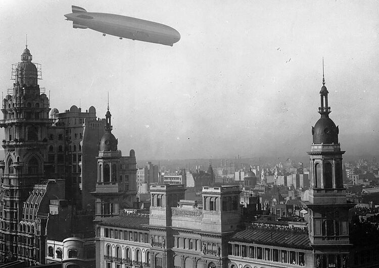 El Graf Zeppelin sobre el Palacio Barolo