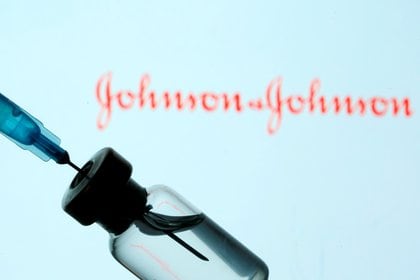 FOTO DE ARCHIVO: Una ampolla y una jeringa se ven delante de un logotipo de Johnson&Johnson (REUTERS/Dado Ruvic/Illustration)