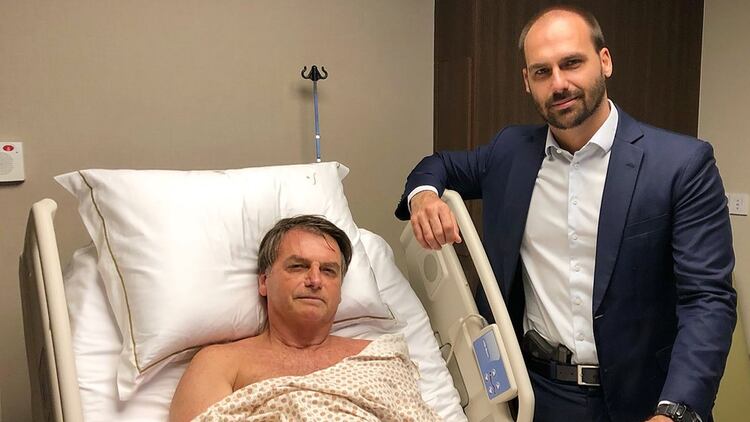 Jair Bolsonaro junto a su hijo Eduardo en el hospital donde fue internado el domingo (@BolsonaroSP)