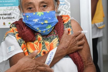 Una mujer de la tercera edad presentó una reacción a la vacuna, por lo que fue trasladada a un hospital capitalino (Foto: Cuartoscuro)
