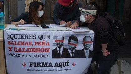 Militantes y simpatizantes de Morena promueven la participación en la consulta ciudadana (Foto: Cuartoscuro)