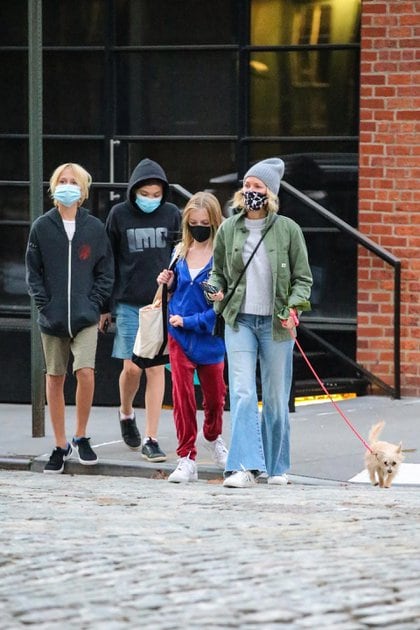 Naomi Watts paseó junto a sus hijos y su perro por la calles de Tribeca, en Nueva York. Toda la familia utilizó tapabocas y la actriz eligió un look casual: jean, zapatillas, sweater blanco y campera verde. Además, llevó un gorro de lana gris que la protegió de las bajas temperaturas