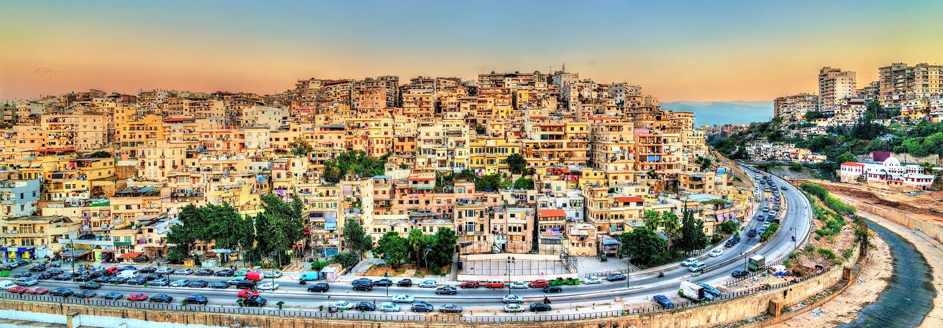 Trípoli es la capital y la ciudad más poblada de Libia. Su nombre, etimológicamente, procede del griego Tri polis: tres ciudades