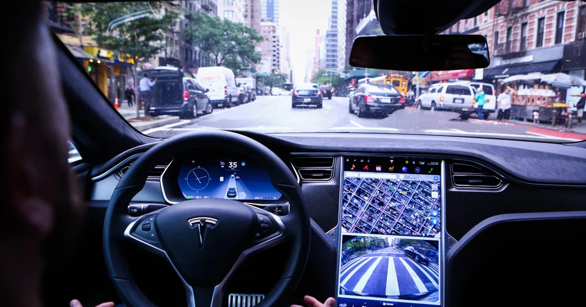 The US government believes that Tesla should change the name of its semi-autonomous driving system
