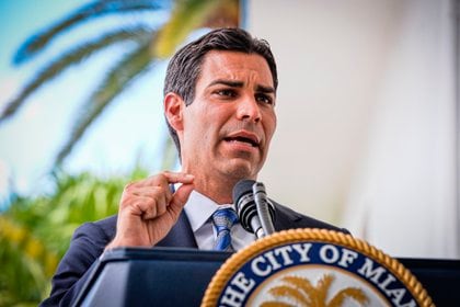 El alcalde de Miami, Francis Suárez, habla durante una rueda de prensa  en Miami, Florida. EFE/Giorgio Viera
