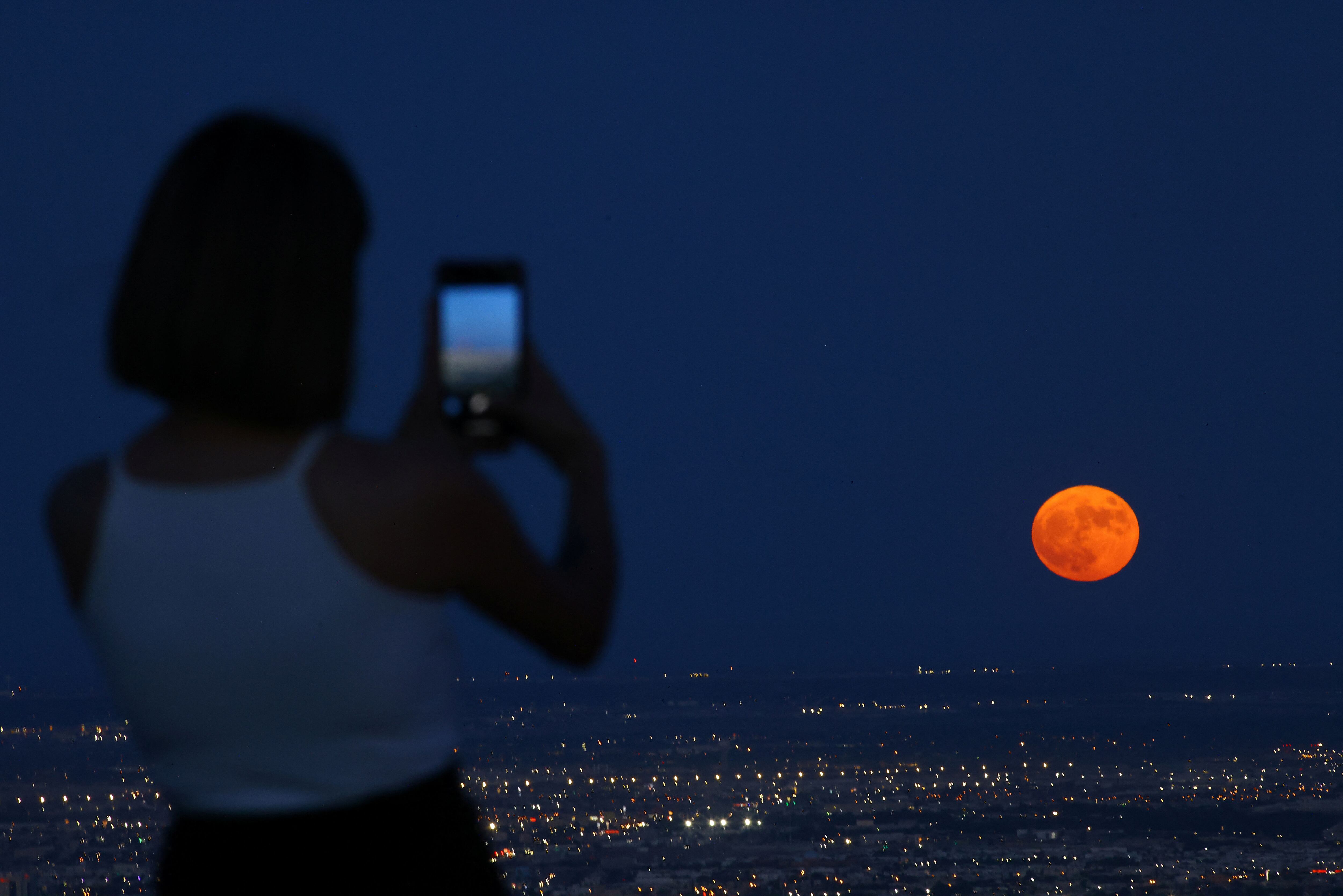 Las superlunas se producen cuando la Luna pasa por su perigeo, o el punto que la acerca más a la Tierra durante su órbita elíptica. (REUTERS)