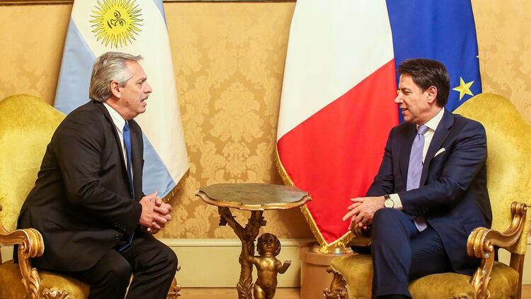 Alberto Fernández se reunió con el presidente del Consejo de Ministros de Italia, Giuseppe Conte, tras su audiencia con Francisco en el Vaticano