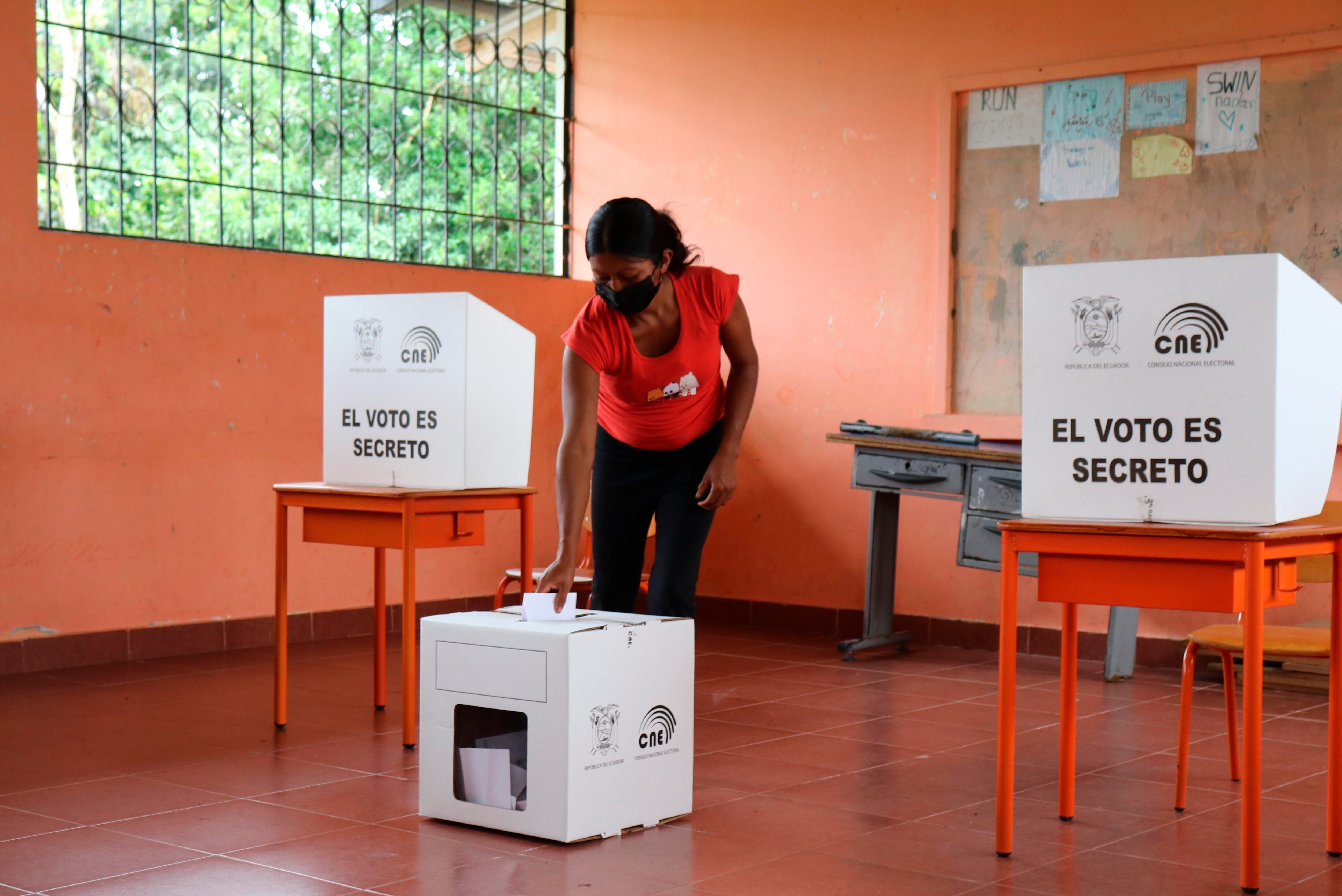 Para la votación el Consejo Nacional Electoral habilitó 4.380 recintos, de estos más de 160 son de prioridad por asuntos de seguridad, según informó la Policía. (EFE/Iván Izurieta)