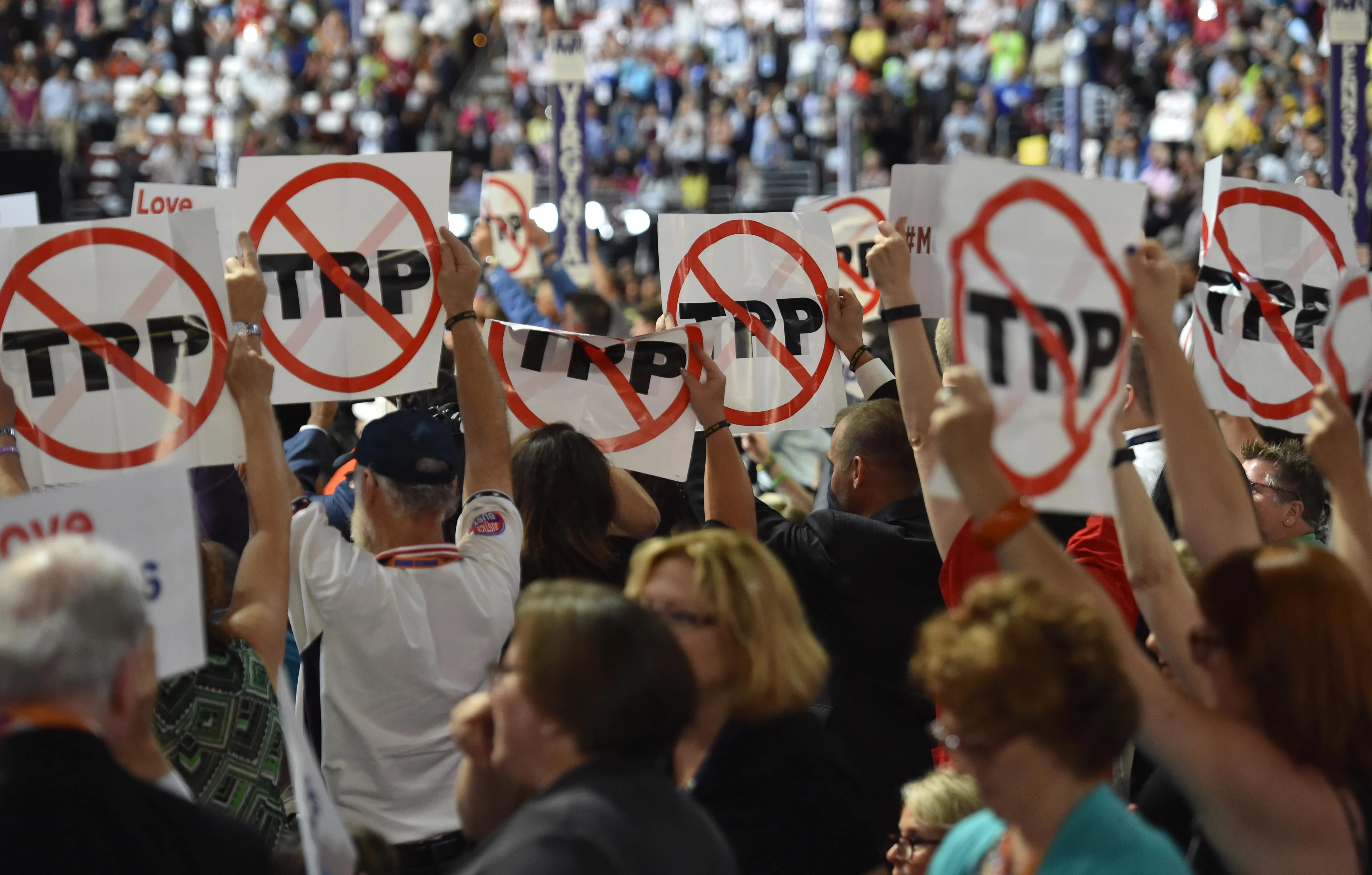 La audiencia levanta carteles con el nombre “Trump” tachada (AFP)