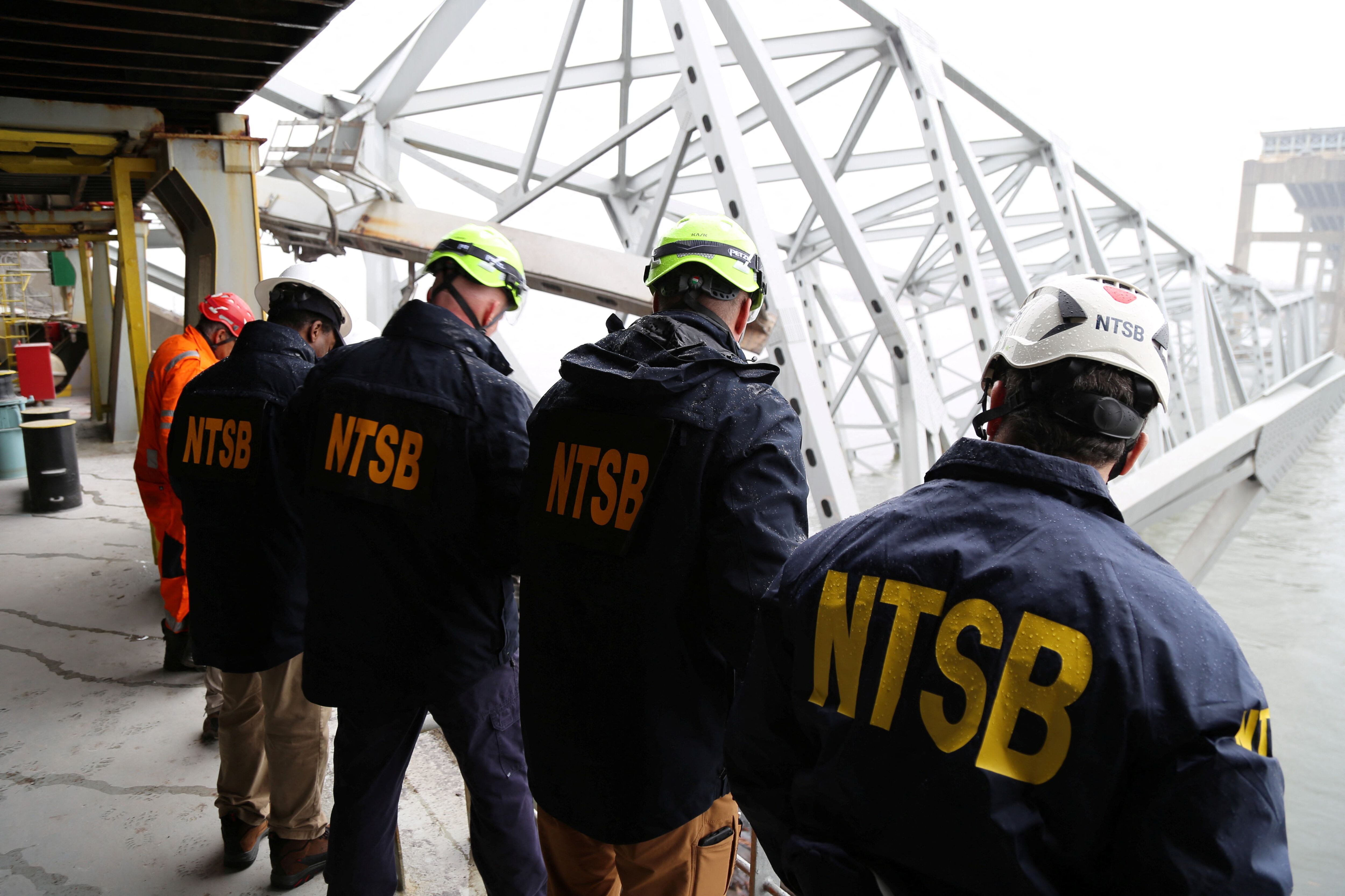 Los investigadores de la Junta Nacional de Seguridad en el Transporte de Estados Unidos (NTSB) a bordo del buque (Reuters)
