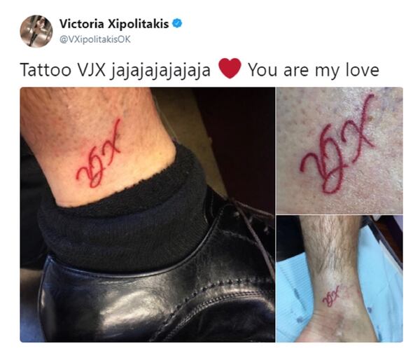 En abril de 2017, el financista se tatuó en su tobillo las iniciales de Vicky Xipolitakis