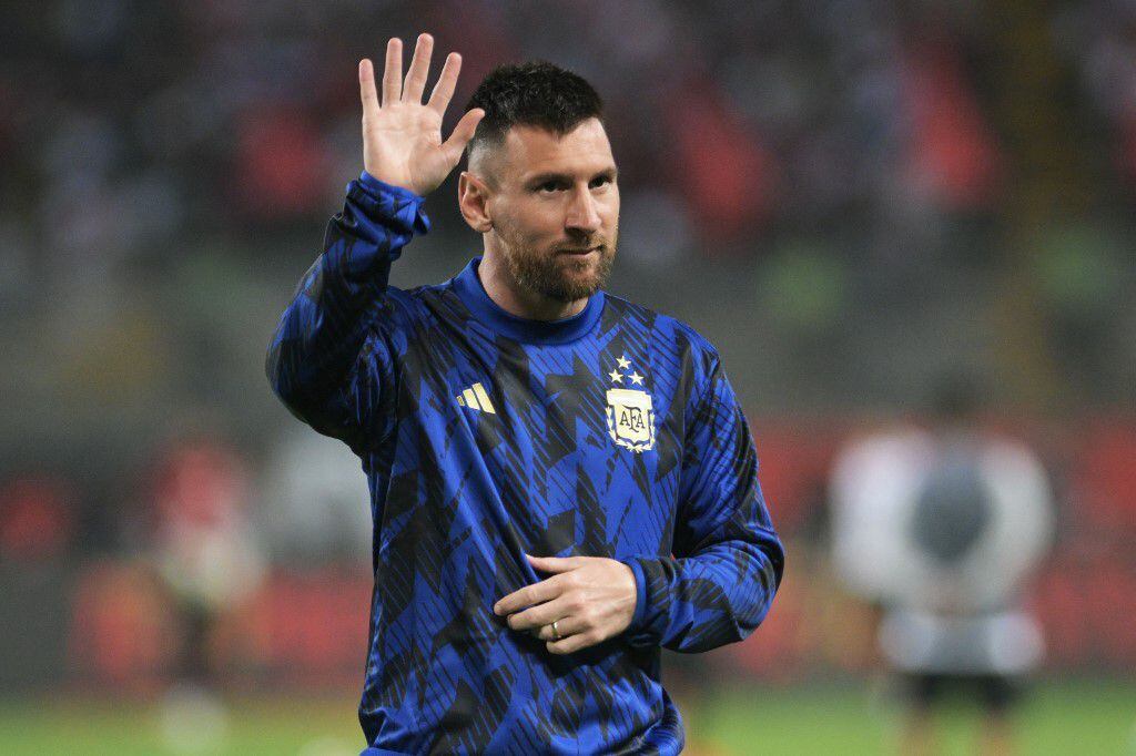 Lionel Messi saluda al público peruano en el estadio Nacional de Lima (ERNESTO BENAVIDES / AFP)