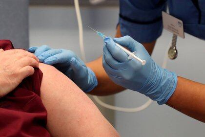Enfermera administra la primera de dos inyecciones de la vacuna Pfizer/BioNTech COVID-19 en el Western General Hospital, Edimburgo, Escocia, 8 diciembre 2020.
Andrew Milligan/Pool vía REUTERS/