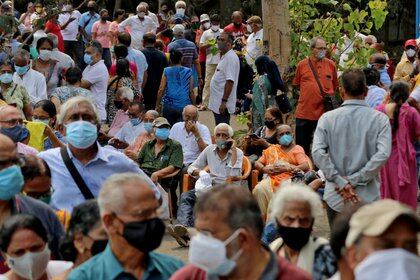 Personas aguardan a ser vacunadas en Bombay, India en medio de la pandemia - REUTERS/Niharika Kulkarni/File Photo