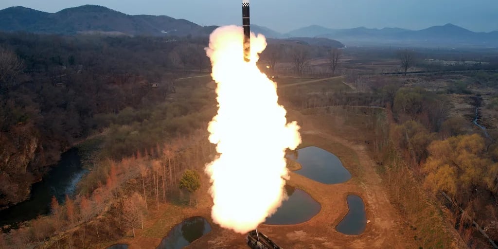 Seúl aseguró que Corea del Norte lanzó un misil balístico al océano en otro ensayo que eleva la tensión regional